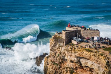 Portekiz, Nazare 'deki Sao Miguel Arcanjo Deniz Feneri yakınlarında dev dalgalar çarpıyor. Nazare, sörfçülerin dünyanın en büyük dalgalarına sahip olmasıyla ünlüdür..