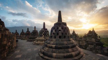 Borobudur 'un antik kalıntıları, Endonezya' nın merkezindeki Yogyakarta yakınlarındaki Magelang Regency 'deki 9. yüzyıl Mahayana Budist tapınağı..