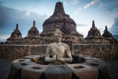 Borobudur 'un antik kalıntıları, Endonezya' nın merkezindeki Yogyakarta yakınlarındaki Magelang Regency 'deki 9. yüzyıl Mahayana Budist tapınağı..
