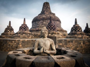 Borobudur 'un antik kalıntıları, Endonezya' nın merkezindeki Yogyakarta yakınlarındaki Magelang Regency 'deki 9. yüzyıl Mahayana Budist tapınağı..