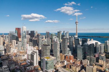 Toronto, Ontario, Kanada, Toronto şehir manzarası finans bölgesinde yüksek binalar gösteriyor.