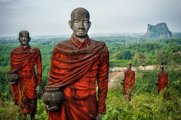 Buddhista Szerzetesek Százai Gyűjtenek Alamizsnát Win Sein Taw Buddha Körül — Stock Fotó