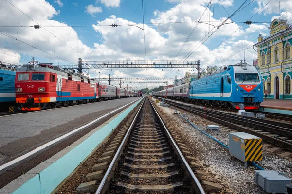 Rusya Nın Irkutsk Kentindeki Irkutsk Passazhirsky Tren Istasyonundaki Trenler Sibirya Telifsiz Stok Imajlar