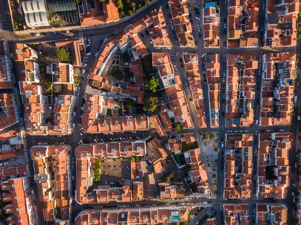 ポルトガルリスボンのベレン地区の日の出で伝統的な住宅街の空中トップダウンビュー ロイヤリティフリーのストック画像