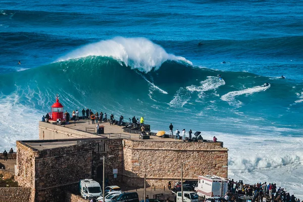 ポルトガルのナザレにあるサンミゲル アルカンジョ灯台の近くで巨大な波に乗ってください ナザレは世界最大の波を持つことで知られています ストック画像