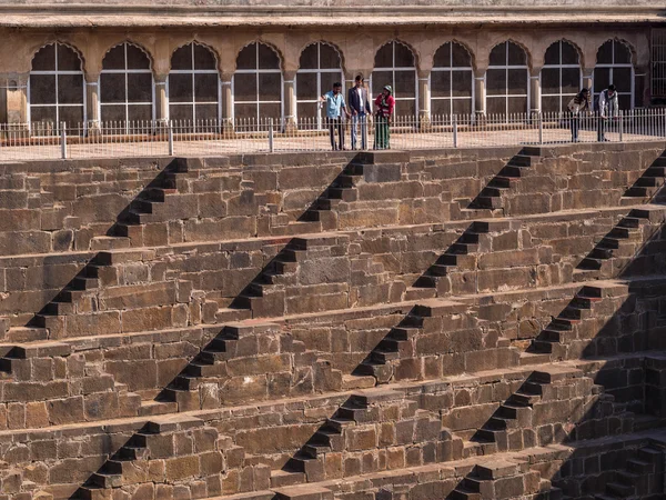 Tourists at the Famous Chand Baori Stepwell in Abhaneri, Rajasth — Stock Photo, Image