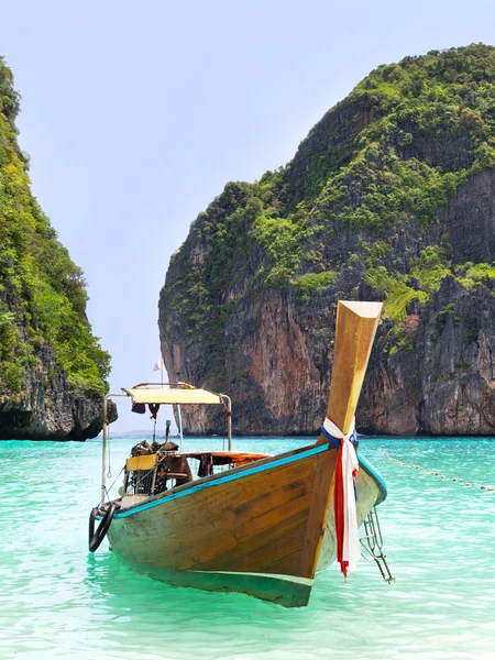 Bateau à queue longue dans la baie de Maya, Ko Phi Phi, Thaïlande — Photo