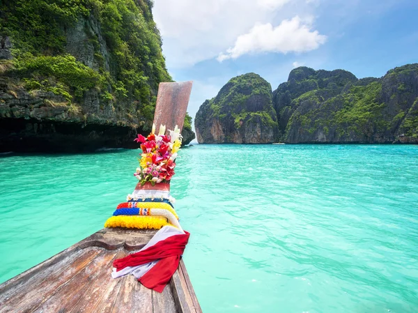 Barca a coda lunga nella baia di Maya, Ko Phi Phi, Thailandia — Foto Stock