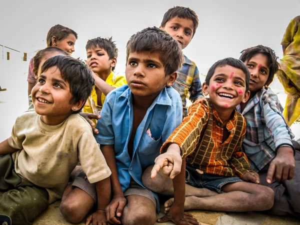 Crianças indianas no deserto de Jaisalmer, Rajasthan, Índia — Fotografia de Stock