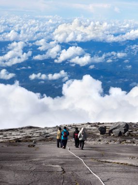 Yürüyüşçüler üst Mount Kinabalu, Sabah, Malezya