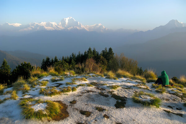 Созерцательный человек, наблюдающий за рассветом над Гималаями

