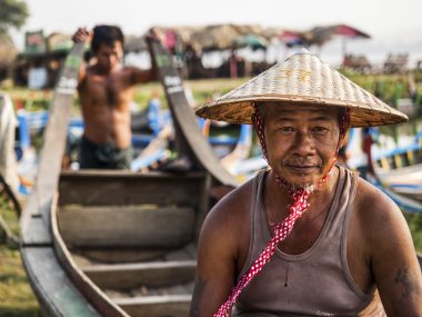 Amarapura, Mandalay, Myanmar içinde Birmanya kayıkçı portresi