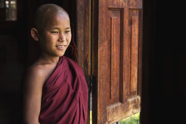 Mutlu acemi Budist rahip Indein Köyü, Inle Gölü, Myanmar