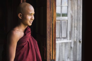 Mutlu acemi Budist rahip Indein Köyü, Inle Gölü, Myanmar