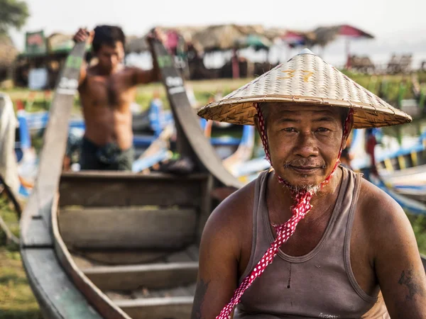 Retrato de barquero birmano en Amarapura, Mandalay, Myanmar — Foto de Stock