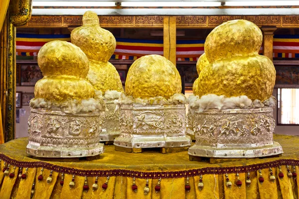 Images de Bouddha à la pagode Phaung Daw Oo, lac Inle, Myanmar — Photo