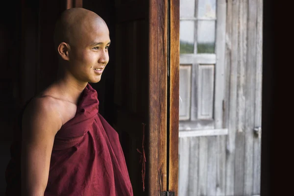 Mutlu acemi Budist rahip Indein Köyü, Inle Gölü, Myanmar — Stok fotoğraf