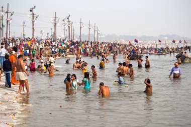 Hacılar Sangam Kumbh Mela Festival Allahabad, Hindistan içinde banyo