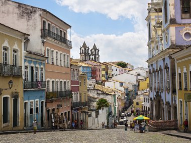 Turistler ve yerliler için Salvador, Bahia, Brezilya Pelourinho tarihi merkezinde dolaşan