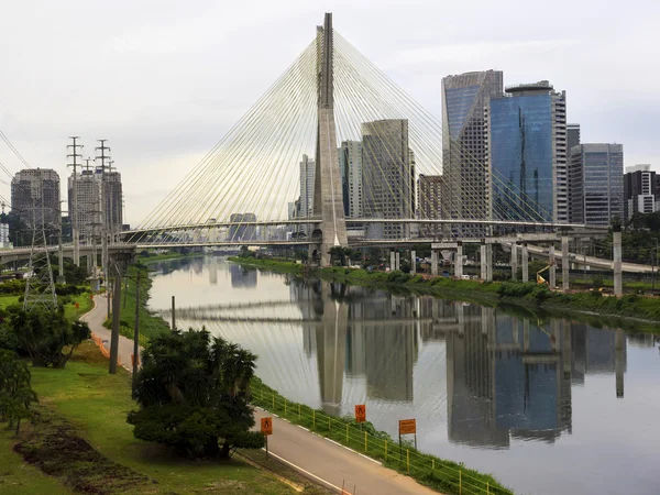 Octávio Frias De Oliveira Bridge (Ponte Estaiada) Em São Paulo, Brasil — Fotografia de Stock