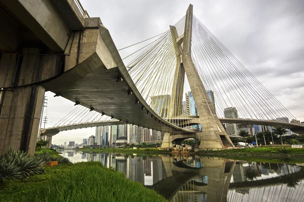 Octávio Frias De Oliveira Bridge (Ponte Estaiada) Em São Paulo, Brasil — Fotografia de Stock