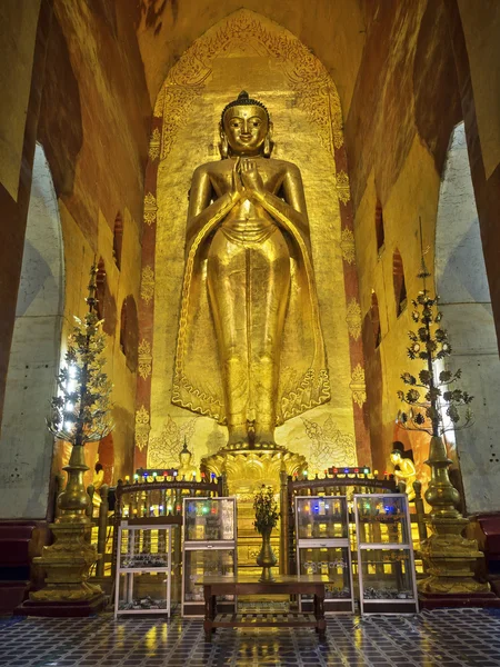 Vördade stående Buddha staty i Ananda tempel, Bagan, Myanmar — Stockfoto