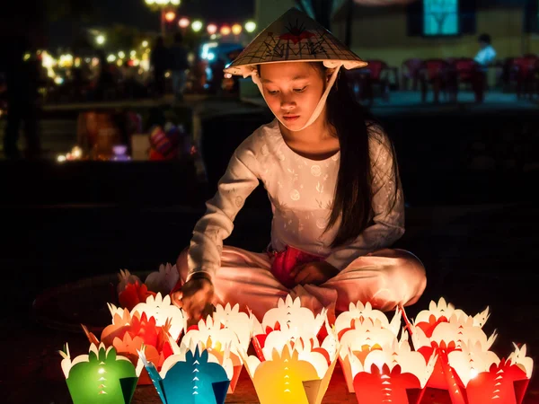 Vietnamees meisje verkopen kaars aanbod in Hoi An, Vietnam — Stockfoto