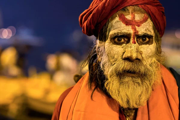 Retrato de un Sadhu indio en Varanasi, Uttar Pradesh, India — Foto de Stock