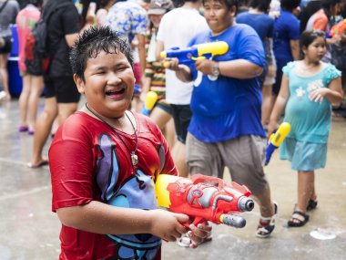 Asyalı çocuk Songkran Festivali Bangkok, bu su silah tutan