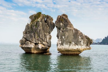 Öpüşme kayalar Halong Bay, Kuzey Vietnam.