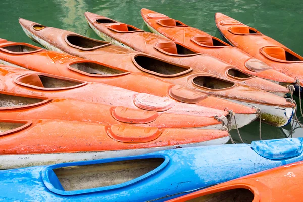 Bunte Kajaks in den Gewässern der Halong-Bucht, Vietnam — Stockfoto