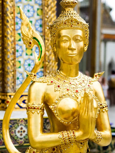 Statue Kinari au Grand Palais de Bangkok, Thaïlande — Photo