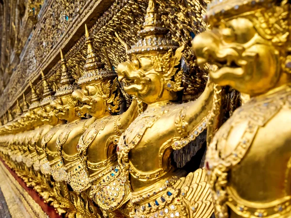 Garuda sochy na Wat Phra Kaew, Grand Palace, Bangkok, Thajsko — Stock fotografie