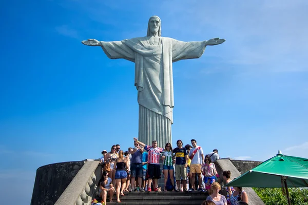 Turystów na Statuę Chrystusa Zbawiciela w Rio de Janeiro, Brazylia — Zdjęcie stockowe