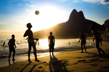 Yerliler oynarken futbol Ipanema Plajı, Rio de Janeiro, Brezilya