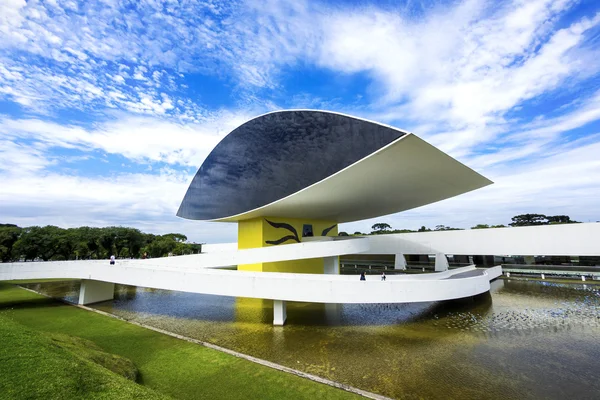 쿠리 티 바, 파라 나, 브라질에서에서 Oscar Niemeyer 박물관 (월) — 스톡 사진