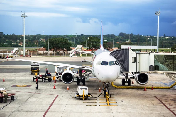 TAM Airlines Airbus 320 no Aeroporto de Brasília, Brasil — Fotografia de Stock