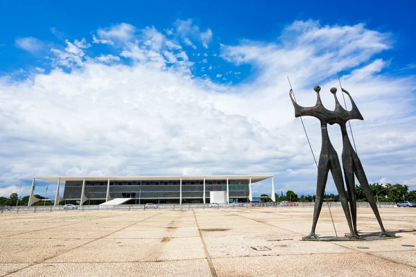 Monumento Dois Candangos e Palácio Planalto em Brasília, Brasil — Fotografia de Stock