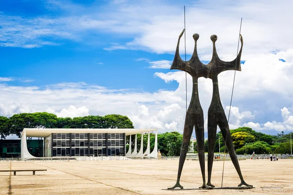 ブラジルの首都ブラジリアの Doi Candangos 記念碑 — ストック写真