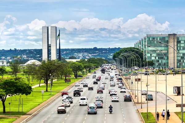 Trafik vid National kongressbyggnaden i Brasilia, huvudstad i Brazi — Stockfoto