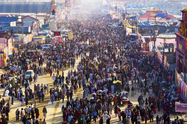 Толпа на фестивале Kumbh Mela в Аллахабаде, Индия — стоковое фото