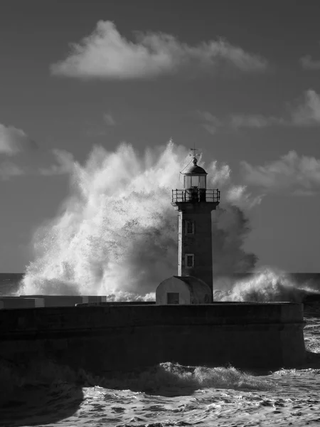 Infrarood oude vuurtoren onder zware storm — Stockfoto