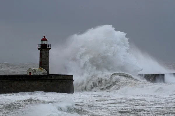 Grandes ondas sobre o cais — Fotografia de Stock