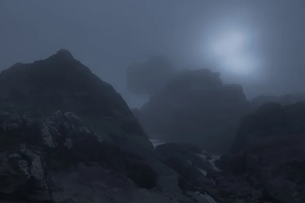 夜の危険な霧海岸 — ストック写真