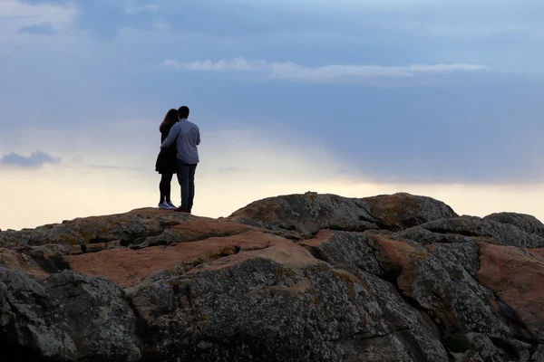 Deniz hayran bir kaya üzerinde genç aşıklar — Stok fotoğraf