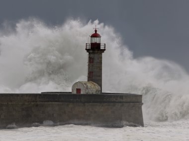 Fırtınalı dalgalar üzerinde eski deniz feneri