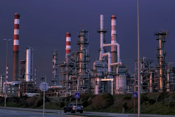 Rafinerii ropy naftowej w pobliżu drogi — Zdjęcie stockowe