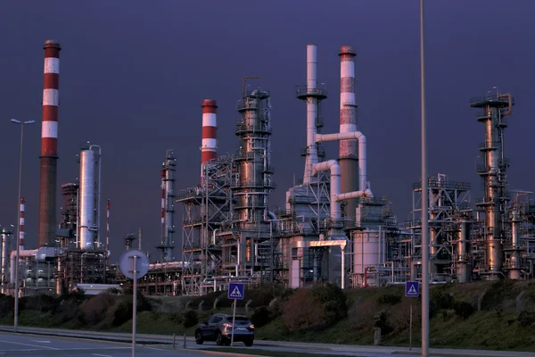 Refinería de petróleo cerca de una carretera —  Fotos de Stock