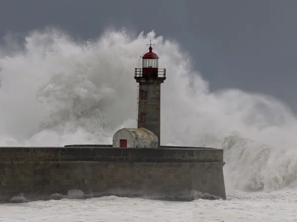 Stormande vågor över gamla fyr — Stockfoto