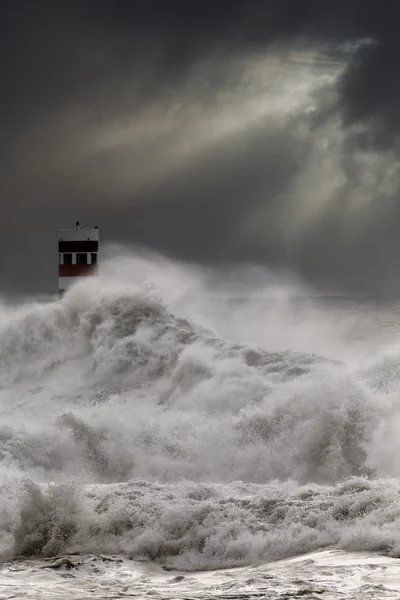 Dramatische zeegezicht met stormachtige golven over vuurtoren — Stockfoto